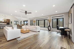 Televisión y oficina 