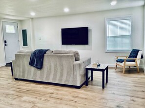 apartman, több ágy, teraszos udvar, kilátással a kertre (Boardwalk Bungalow 1) | Nappalirész