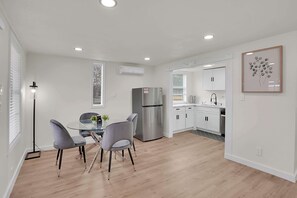 Apart Daire, Birden Çok Yatak, Veranda, Bahçe Manzaralı (Boardwalk Bungalow 1) | Yemek sevisi