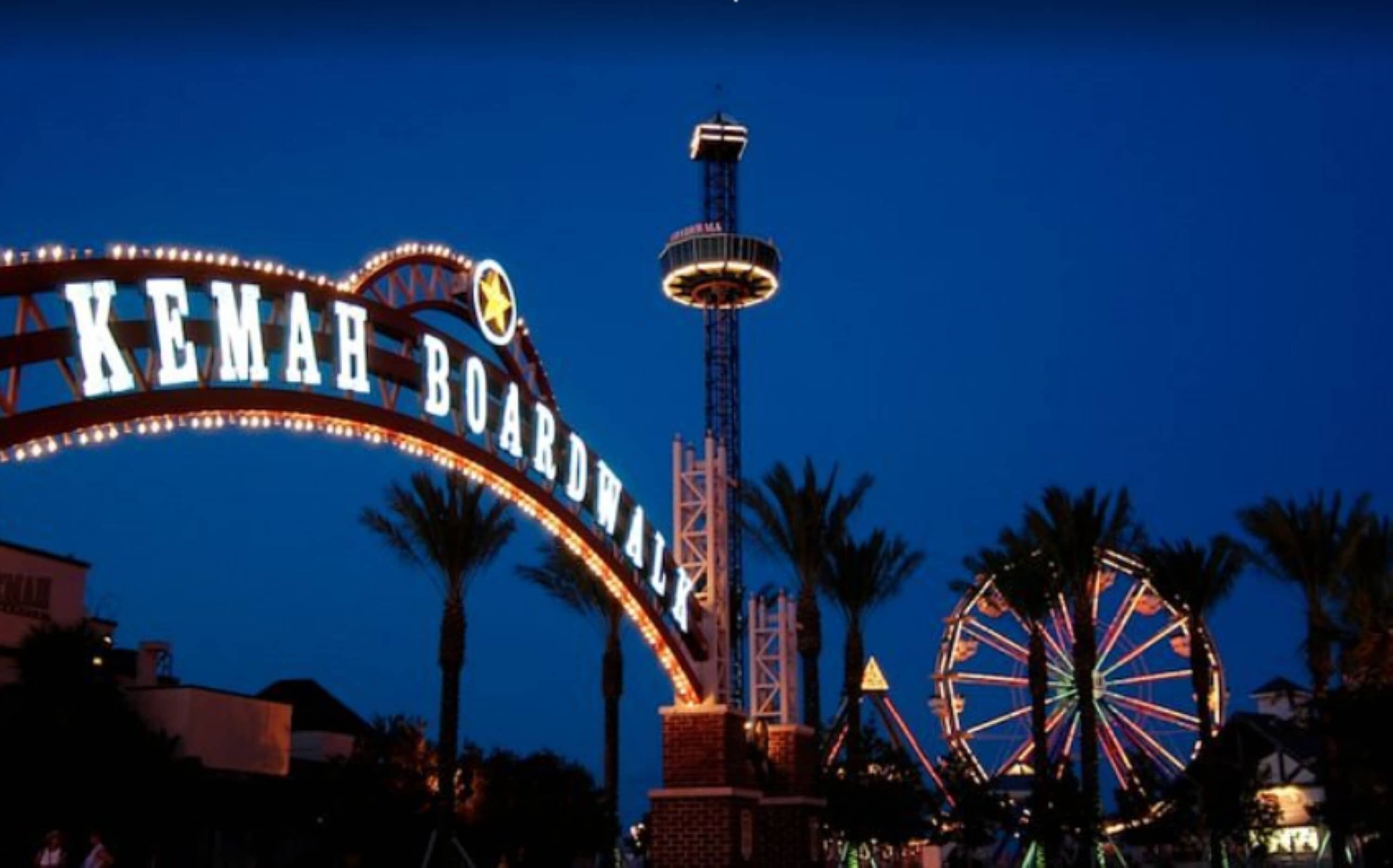 Schild für den Kemah Boardwalk, im Hintergrund ein Riesenrad.