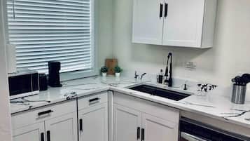 Apartment, Multiple Beds, Patio, Garden View (Boardwalk Bungalow 1) | Private kitchen