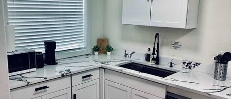 Departamento, varias camas, patio, vista al jardín (Boardwalk Bungalow 1) | Cocina privada