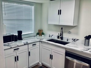 apartman, több ágy, teraszos udvar, kilátással a kertre (Boardwalk Bungalow 1) | Privát konyha