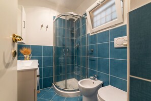 Douche, sèche-cheveux, bidet, serviettes fournies