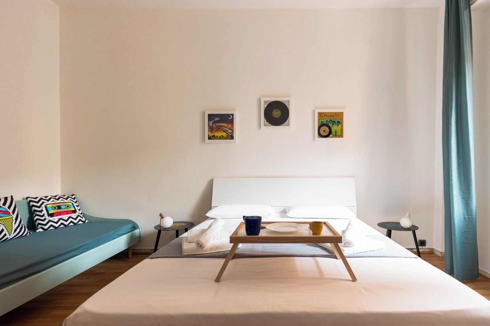 1 slaapkamer, een bureau, een strijkplank/strijkijzer, reisbedje