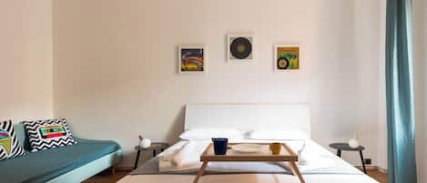 1 habitación, escritorio, tabla de planchar con plancha y cuna de viaje