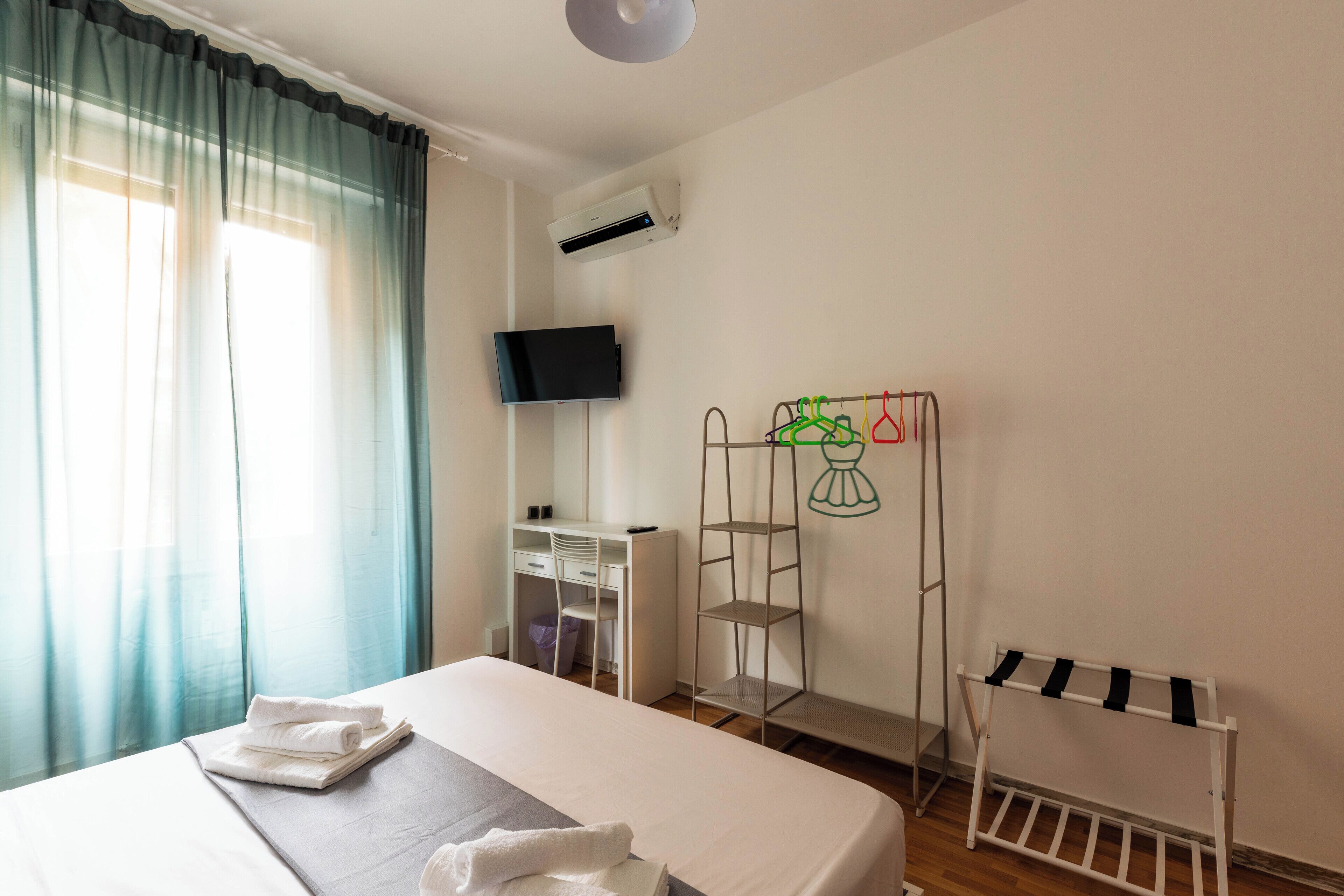 1 غرفة نوم ومكتب ومكواة/لوح كي وسرير سفر