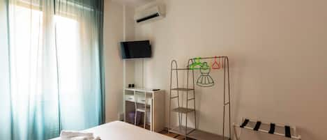 1 غرفة نوم ومكتب ومكواة/لوح كي وسرير سفر