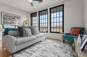 TV, fireplace - Industrial vibes ! Cozy one bedroom one bath ! Deep Ellum (Dallas)
