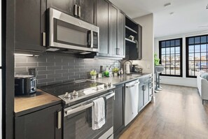 Microwave, oven, stovetop, dishwasher - Industrial vibes ! Cozy one bedroom one bath ! Deep Ellum (Dallas)