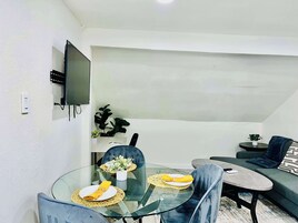 House, 1 King Bed with Sofa bed, Kitchen, Garden View (Boardwalk Bungalow 2) | Dining