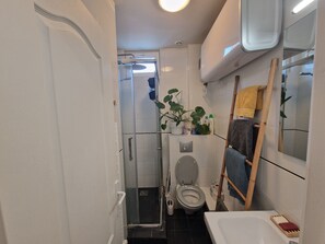 Shower, towels - Bright apartment near the Buttes-Chaumont (Paris)