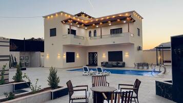 Alberca techada y alberca al aire libre