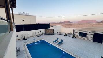 Alberca techada y alberca al aire libre