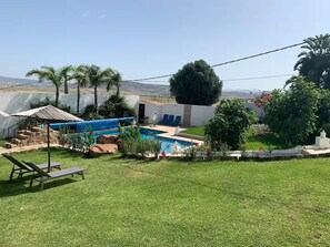 Alberca al aire libre y alberca climatizada