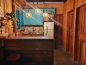 Réfrigérateur, four, plaque de cuisson, blender