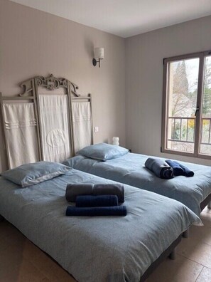 2 bedrooms, iron/ironing board, WiFi, bed sheets - Lou Cabanon (L'Isle-sur-la-Sorgue)