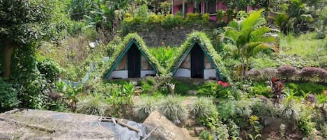 Chambre Double, balcon, vue montagne | Enceinte de lâhĂ©bergement