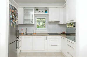 奢华别墅, 阳台, 庭院景观 | 私人厨房 | 意式浓缩咖啡机、茶具/咖啡用具、电热水壶、烤面包机