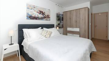 Luxury-Villa, Balkon, Blick auf den Innenhof | Bügeleisen/Bügelbrett, kostenloses WLAN, Bettwäsche