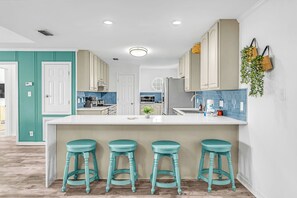 Geladeira, micro-ondas, fogão, cooktop