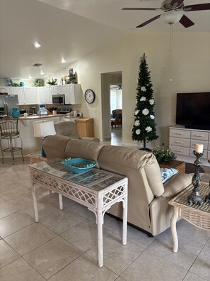 Smart TV - 3-bedroom house in pleasant Cape Coral with cool AC (Cape Coral)