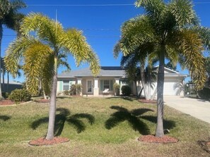 Exterior - 3-bedroom house in pleasant Cape Coral with cool AC (Cape Coral)