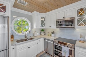 Private kitchen - Ocean Views from this 4bed/3bath home on the water! Beautiful sunsets! (Key Largo)