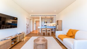 TV - Luxuoso T2 c/Piscina em Quarteira by LovelyStay (Quarteira)