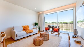 TV - Luxuoso T2 c/Piscina em Quarteira by LovelyStay (Quarteira)
