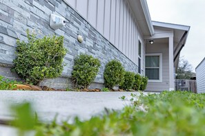 Exterior detail - Cozy 3 Bedroom Home in the heart of Conroe (Conroe)