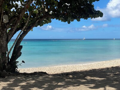 Apartment with private beach access