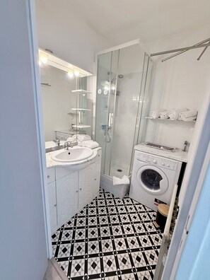 Dusche, Haartrockner, Handtücher, Seife