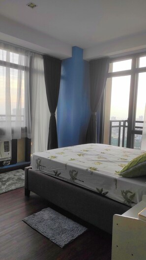 Iron/ironing board, internet, bed sheets - Cozy 2-bedroom in Makati, Philippines, Panoramic View of the City Manila Bay (Makati City)