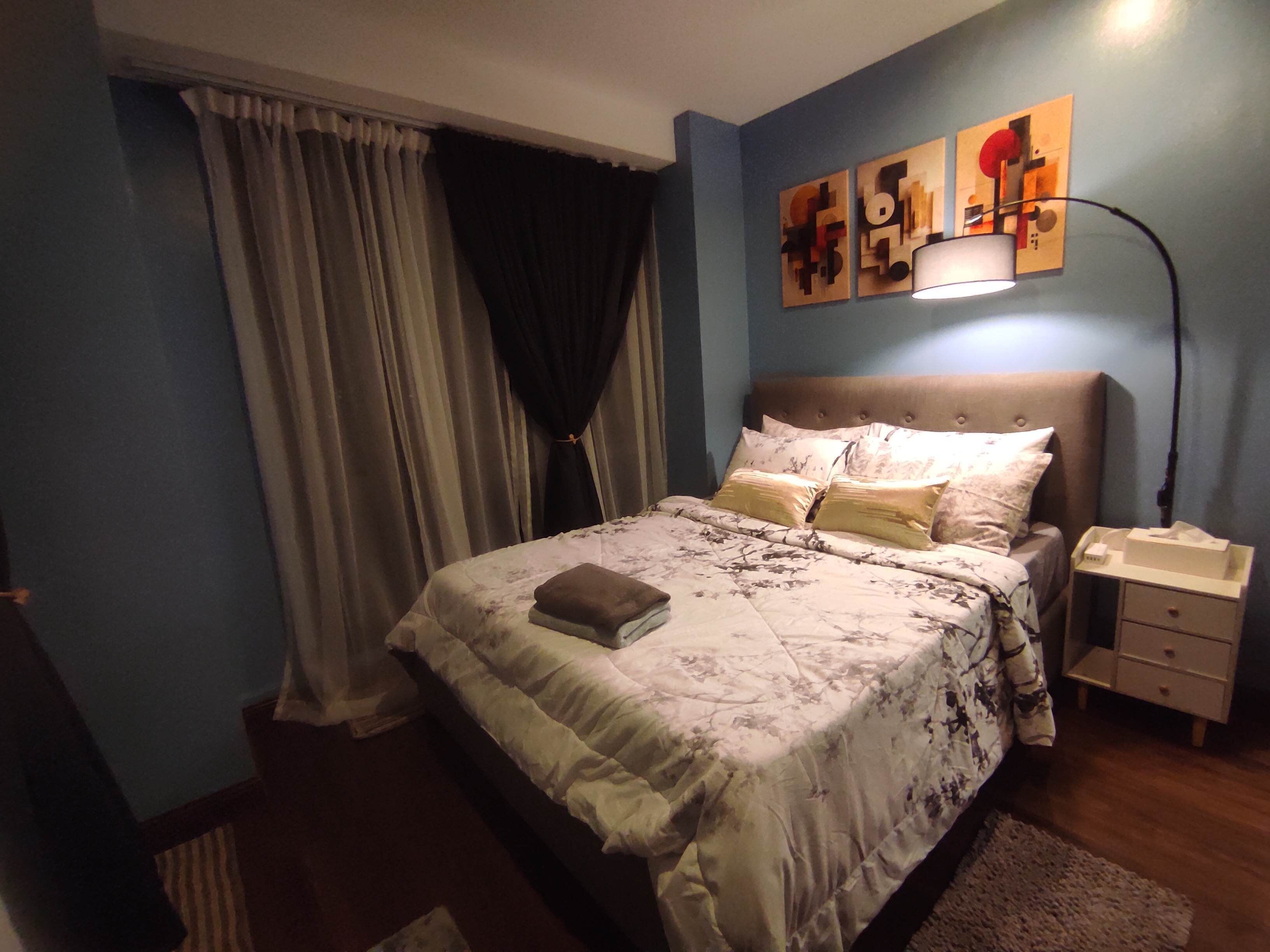 Tabla de planchar con plancha, Internet, ropa de cama