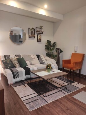 TV - Cozy 2-bedroom in Makati, Philippines, Panoramic View of the City Manila Bay (Makati City)
