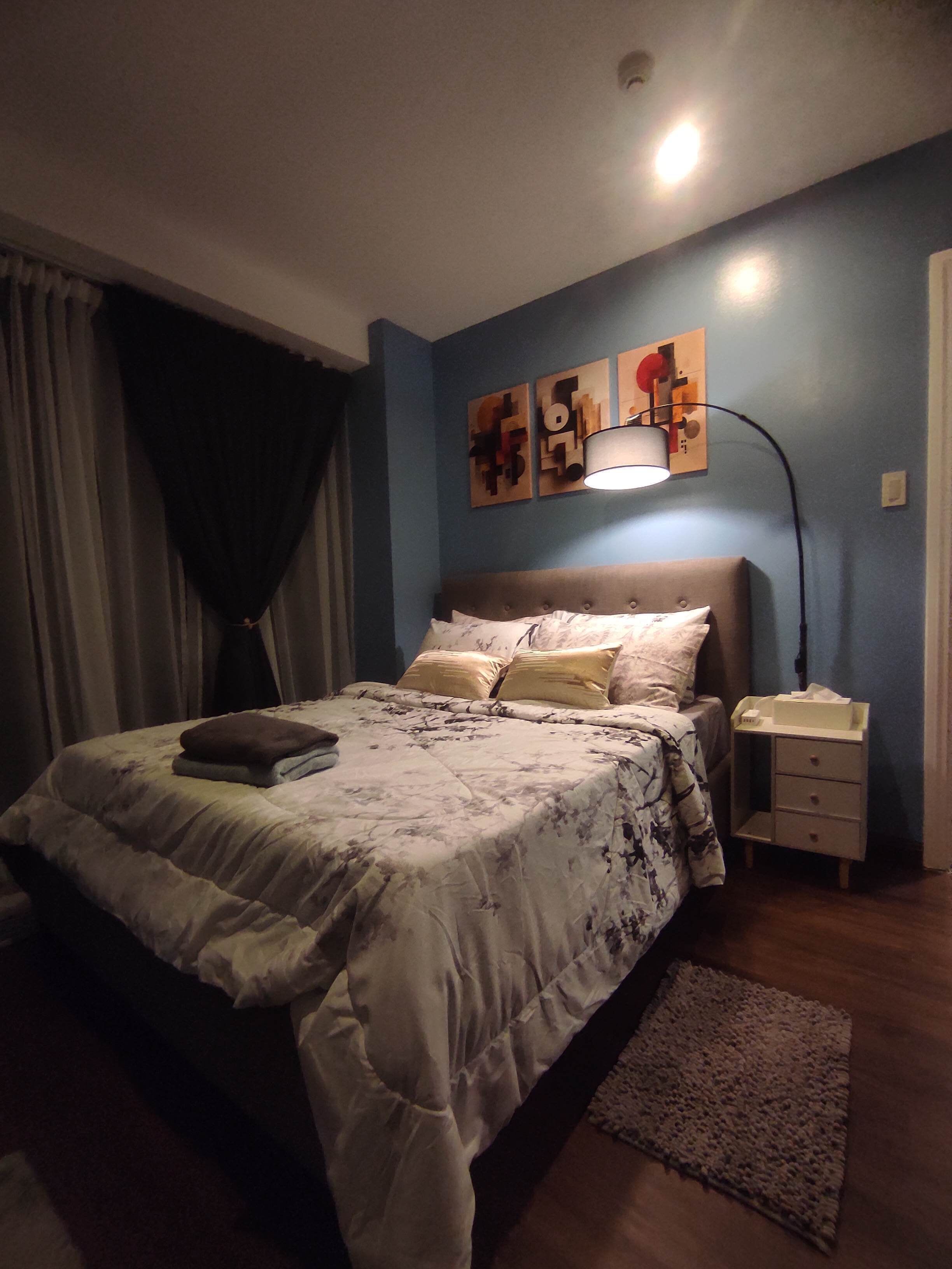 Tabla de planchar con plancha, internet y ropa de cama 