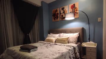 Tabla de planchar con plancha, internet y ropa de cama