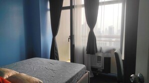 Iron/ironing board, internet, bed sheets - Cozy 2-bedroom in Makati, Philippines, Panoramic View of the City Manila Bay (Makati City)