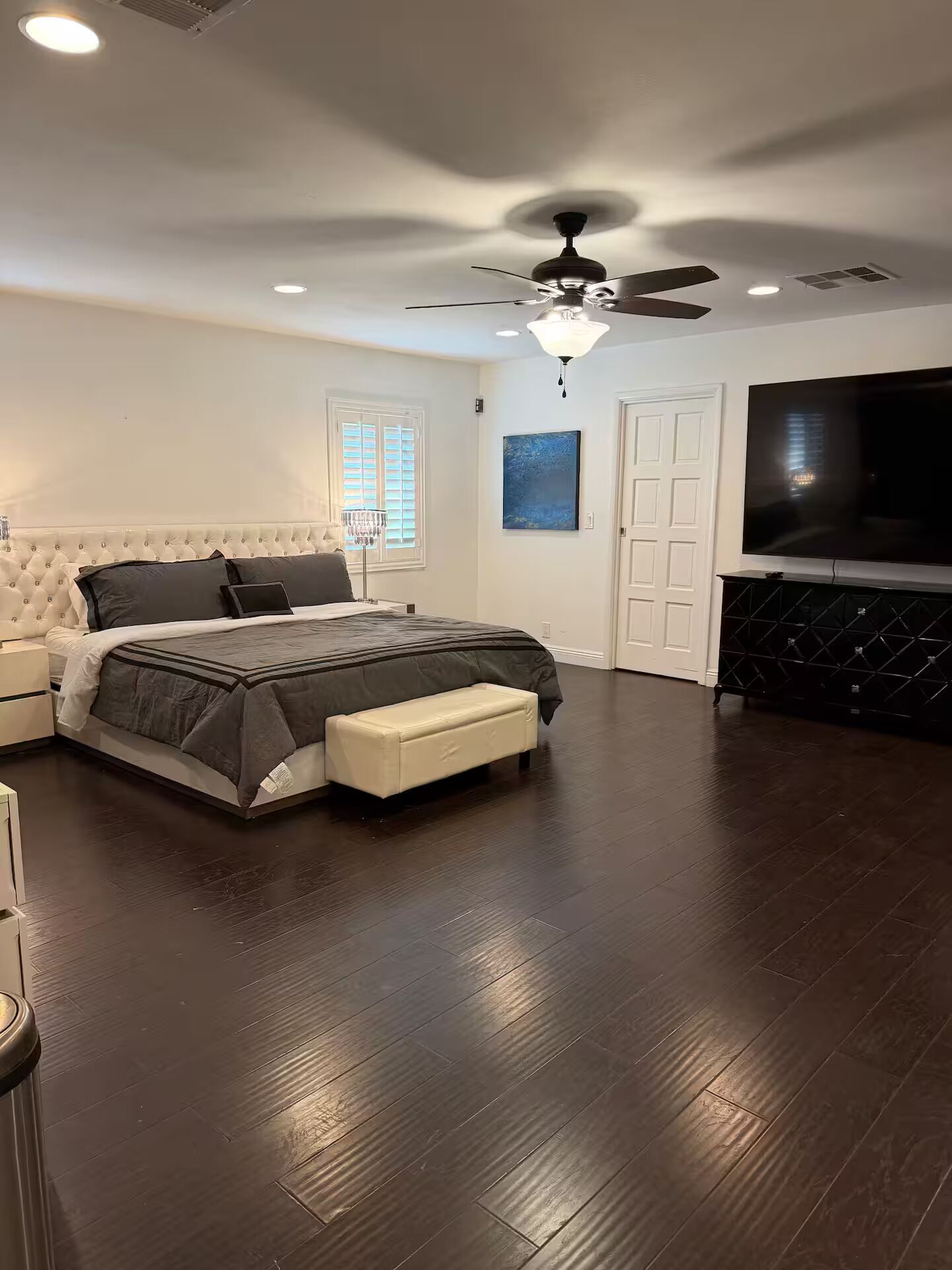 Tabla de planchar con plancha, wifi y ropa de cama 