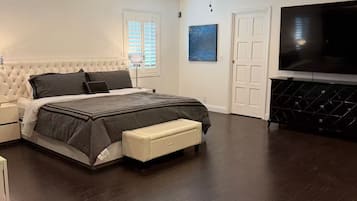 Tabla de planchar con plancha, wifi y ropa de cama