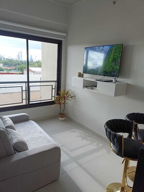 Living area - Beautiful studio at 9 min. from the Corporate Axis / Airport / Shopping del Sol (Luque)