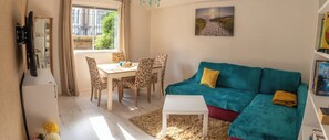 TV -  1 bedroom 1 bathroom apartment in a quiet street in the heart of Chelsea, (London)