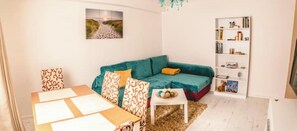 TV -  1 bedroom 1 bathroom apartment in a quiet street in the heart of Chelsea, (London)