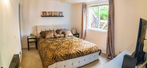 1 bedroom, iron/ironing board, WiFi, bed sheets -  1 bedroom 1 bathroom apartment in a quiet street in the heart of Chelsea, (London)