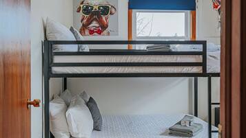 2 bedrooms, iron/ironing board, free WiFi