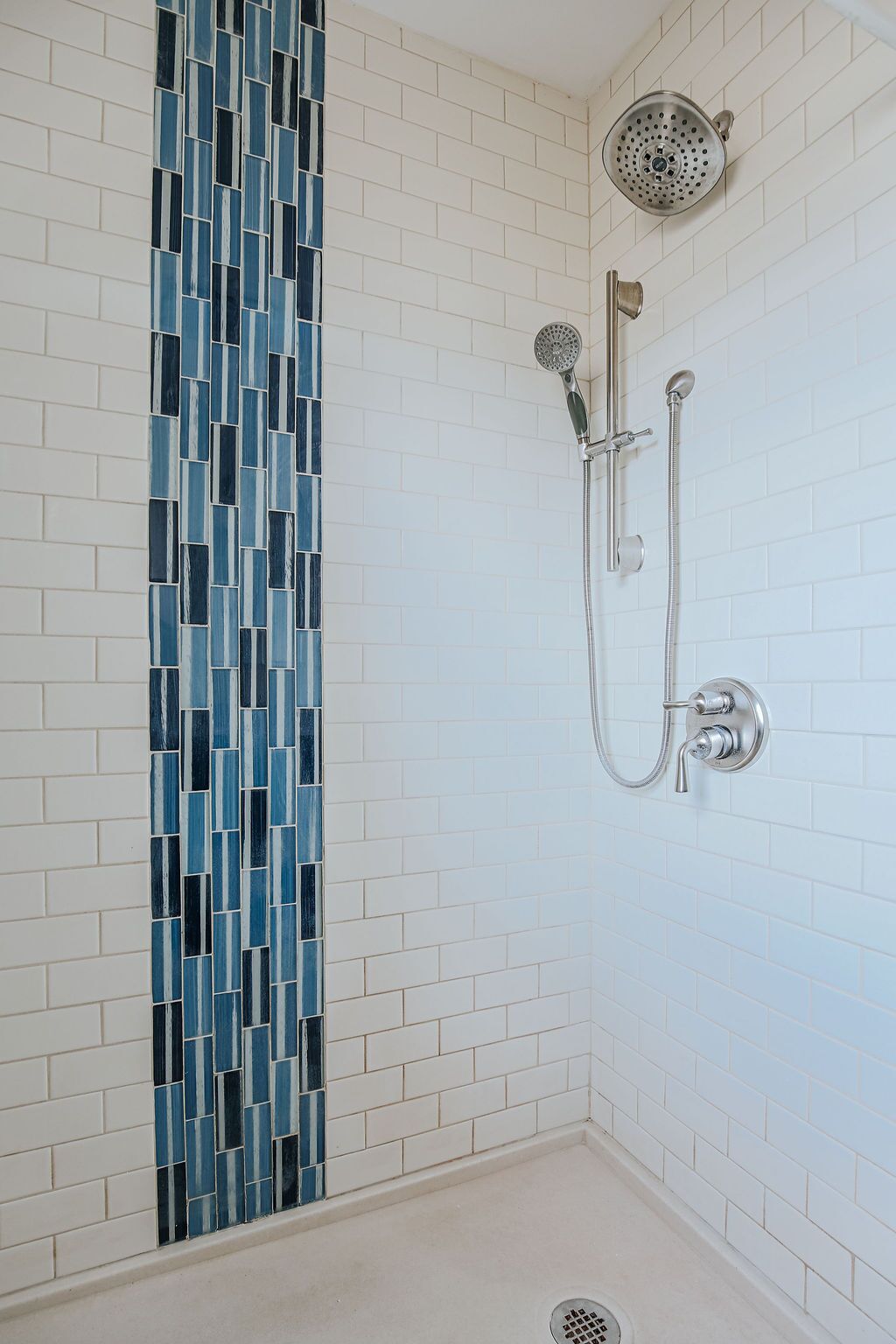Een douche, een haardroger, handdoeken