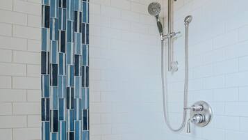 Een douche, een haardroger, handdoeken