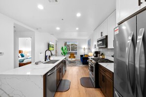 Fridge, microwave, oven, stovetop - Endless Summer: Luxe 1BR w/ Resort-Style Amenities (San Diego)