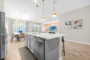 Fridge, microwave, oven, stovetop - 12BR Home at Paradiso Grande, Near Disney (Orlando)
